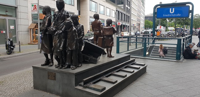 Statue memorial of Kiindertransport in Berlin