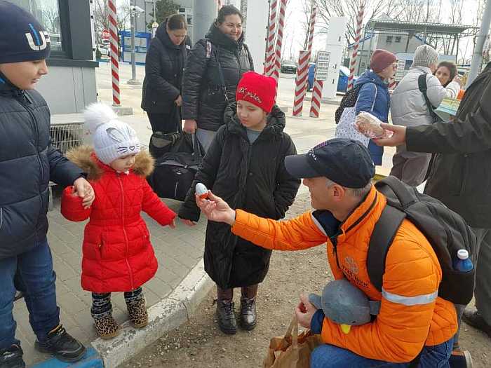 United Hatzalah volunteers with Ukrainian refugees in Moldova.