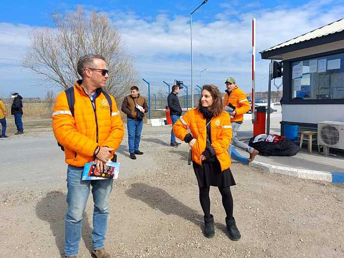 United Hatzalah volunteers waiting for Ukrainian refugees at the border with Moldova.