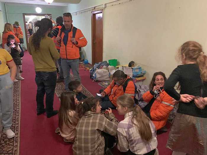 United Hatzalah volunteers with Ukrainian refugees in Moldova.