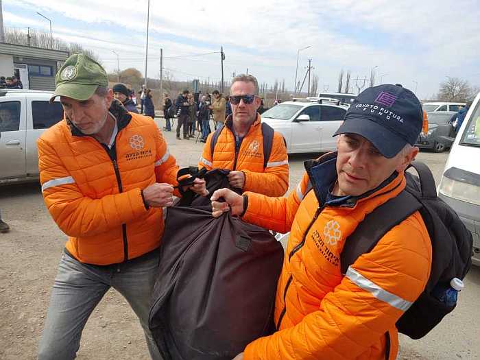 United Hatzalah volunteers bringing supplies for Ukrainian refugees.