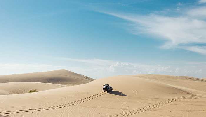 Chol Hamoed pesach activities in Dubai - jeeping in the desert.