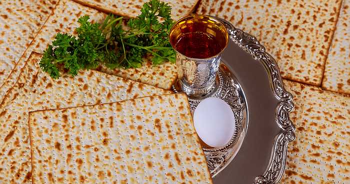 Pesach symbols - matzah, seder plate. 